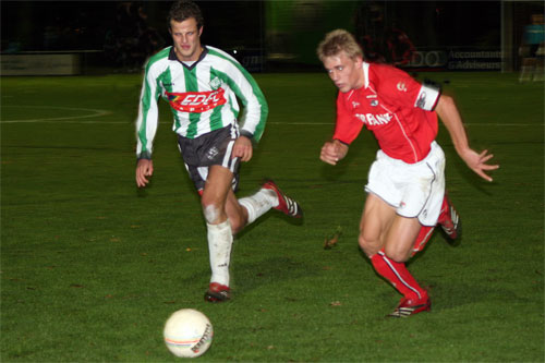 Herman van Dijk en Mike Derlagen op jacht naar de bal (&copy; Foto Helmich Lubberts)